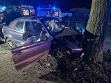 Nocny wypadek w Pabianicach. Cabriolet roztrzaskany na drzewie, kierująca z promilami. Trzy osoby ranne ZDJĘCIE