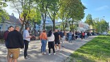 Gigantyczna kolejka przed centrum krwiodawstwa w Łodzi. Oddający krew chcą mieć dwa dni wolnego przed majówką ZDJĘCIA