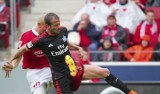 Kontuzja może zakończyć karierę piłkarza Mainz. Przemieszczone kolano, zerwane więzadła (WIDEO)