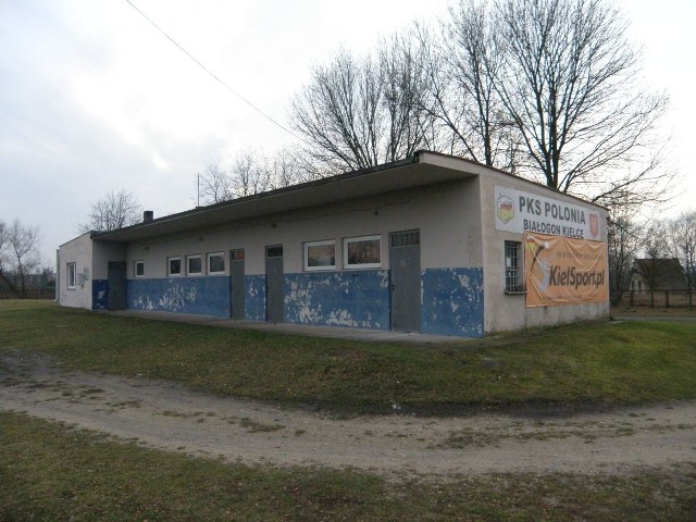 Tak budynek klubowy Polonii Białogon prezentuje się z zewnątrz. Obiekt malowany był dawno temu, teraz resztki farby odpadają z obdrapanych ścian.