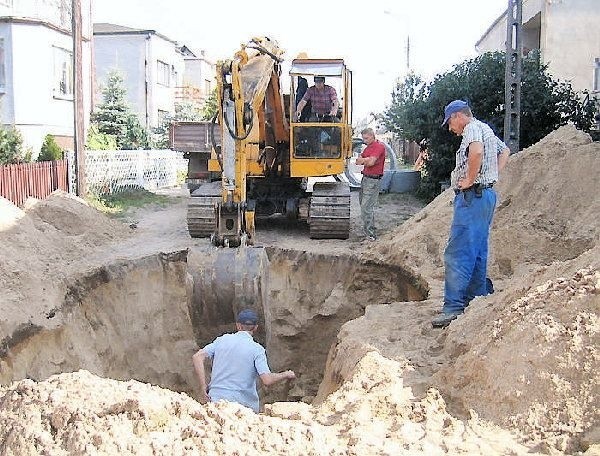 Ul. Piękna, przeorana koparką. Piaszczyste  podłoże pozwala zakładać także prace w porze  zimowej, przy minus 5 stopni C.