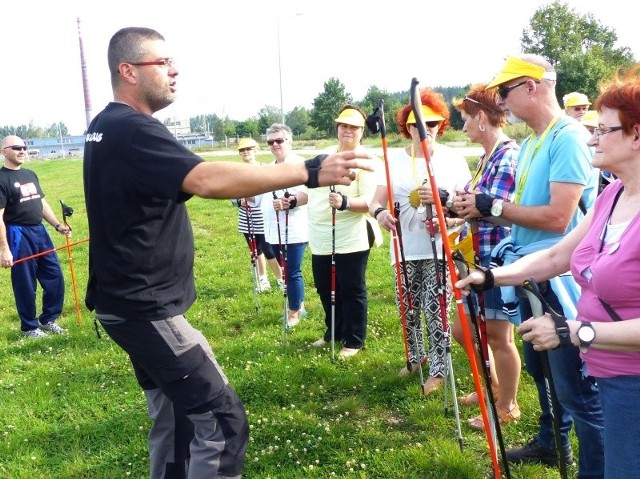 Rafał Przyszlak, instruktor nordic walking, przybliżył uczestnikom imprezy podstawy tego sportu.