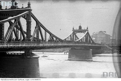 Most Krakusa (obecnie Most Powstańców Śląskich) na Wiśle w Krakowie - widok ogólny. W latach 1903-1913 wybudowano most Krakusa, łączący główną wtedy trasę na południe Krakowa. W latach 1968-1971 wybudowano w jego miejscu most Powstańców Śląskich.
