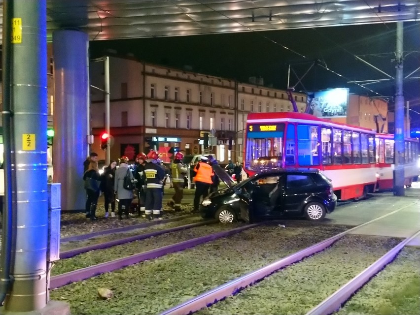 Zderzenie tramwaju z samochodem przy Galerii Bałtyckiej w...