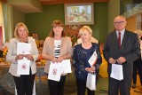 Nauczyciele emeryci z Kluczborka świętowali Dzień Edukacji Narodowej. Otrzymali odznaki i medale