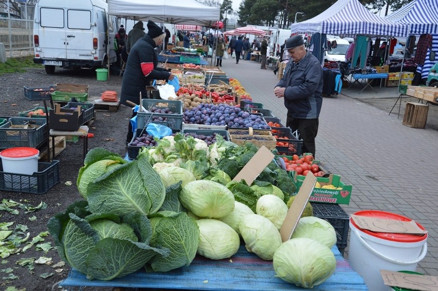Na placu targowym można przebierać w warzywach i owocach