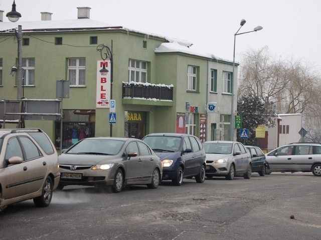 Przejazd drogą wojewódzką przez Rynek, od strony  Paterka, jest trudny nawet bez blokady. Właśnie dlatego tak pilna jest w Nakle budowa obwodnicy. Zablokowanie przejazdu, nawet na krótki czas, z pewnością wywoła kłopoty komunikacyjne w mieście. Jeśli taka możliwość będzie, jadącym tranzytem radzimy omijać w sobotę Nakło.