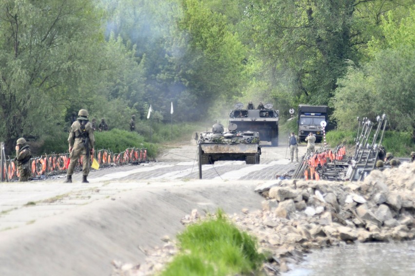 Ćwiczenia taktyczne z wojskami pk. DEFENDER-Europe 22, żołnierzy NATO i ich partnerów w pobliżu Dęblina. Zobacz zdjęcia