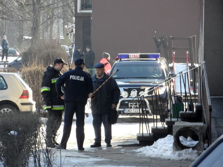 Alarm bombowy w Wodzisławiu Śl. Ewakuowano mieszkańców 10- piętrowego bloku [ZDJĘCIA]