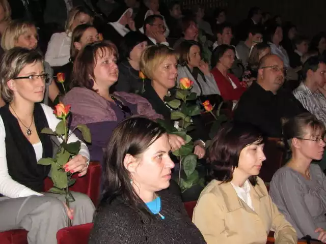Wielu z zebranych w "Hutniku&#8221; nauczycieli zostało nagrodzonych przez starostwo