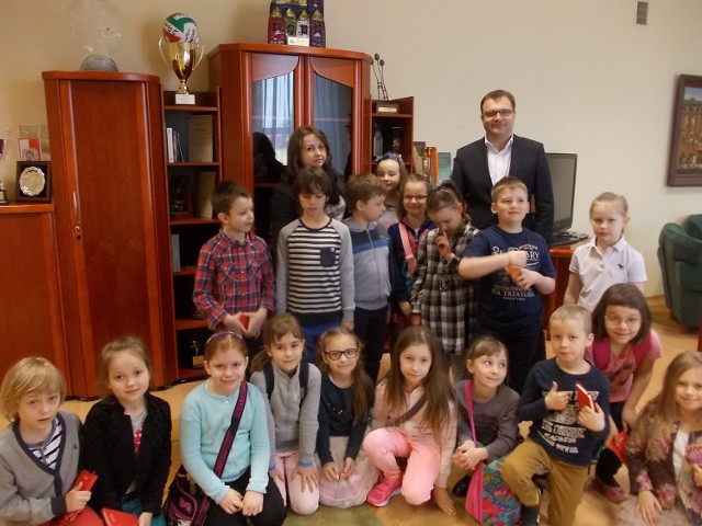 Uczniowie klasy I C Zespołu Szkół Muzycznych w Radomiu odwiedzili prezydenta Radosława Witkowskiego.