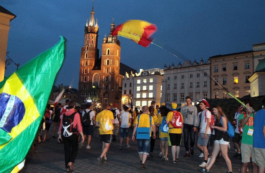 Kraków. Rynek opanowany przez pielgrzymów [ZDJĘCIA]