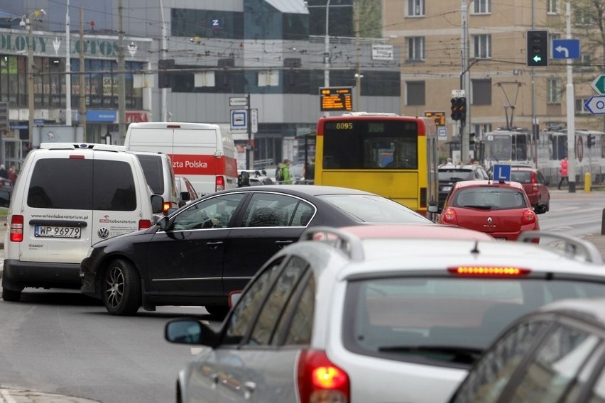 Remont Krupniczej. Korki na trasie objazdów zamkniętej ulicy (ZDJĘCIA)