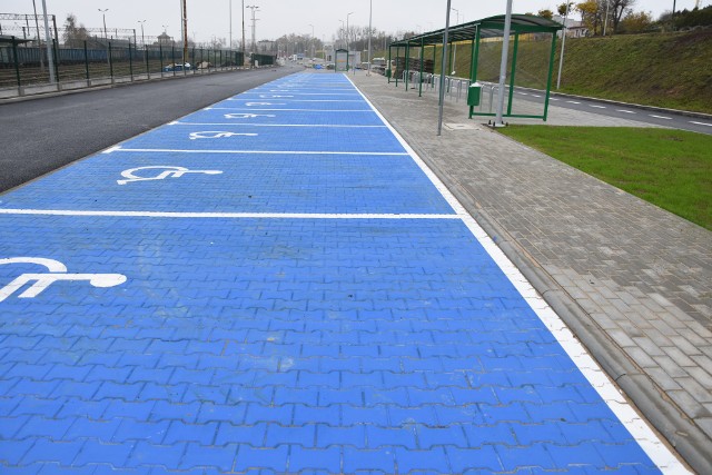 30 października rozpoczęto czynności związane z odbiorem  nowoczesnego parkingu Park and Ride w Nakle. Byliśmy w weekend na miejscu. Choć gros robót już wykonano drogowcy wciąż pracowali.