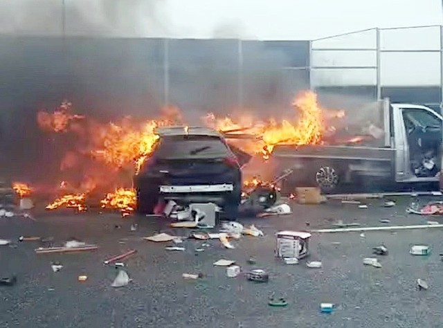 Wypadek na autostradzie A4.Zobacz kolejne zdjęcia. Przesuwaj zdjęcia w prawo - naciśnij strzałkę lub przycisk NASTĘPNE