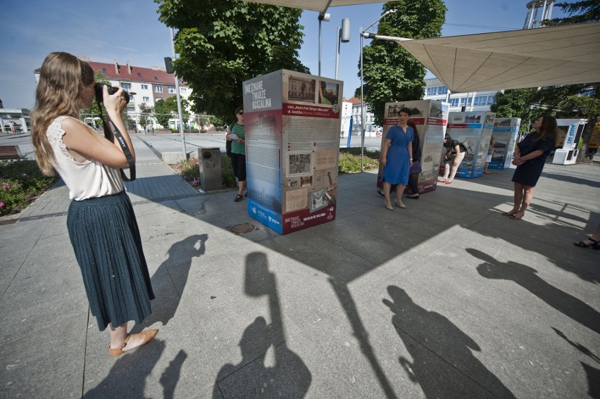 Wystawę można oglądać codziennie na Rynku Staromiejskim w...