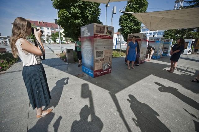 Wystawę można oglądać codziennie na Rynku Staromiejskim w Koszalinie. Opracowaniem graficznym zajął się koszaliński artysta Mariusz Król.