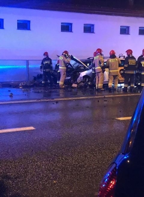 Policjanci wyjaśniają okoliczności wczorajszego wypadku na ul. Dąbrowskiego w Rzeszowie. W wyniku zderzenia opla corsy, citroena C5 i opla astry - trzy osoby zostały ranne. Stan jednej z nich jest poważny.Do wypadku doszło wczoraj około godz. 22.40. Jak wstępnie ustalili policjanci, kierujący oplem corsą, jadąc ul. Dąbrowskiego w kierunku centrum miasta, stracił panowanie nad samochodem, zjechał na przeciwny pas ruchu, gdzie zderzył się z kierującym citroenem C5. Siłą uderzenia citroen zjechał na prawy pas i uderzył w jadącego w tym samym kierunku opla astrę. W wyniku zdarzenia ranne zostały trzy osoby. 57-letni kierowca citroena i jego pasażerka, 59-letnia kobieta oraz 37-letni kierowca opla astry. Obrażenia pasażerki citroena są poważne. Natomiast kierujący oplem corsą oddali się z miejsca wypadku, nie udzielając pomocy poszkodowanym. Szuka go policja.