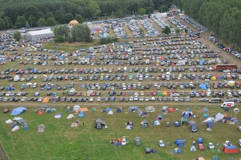 Morze ludzi i namiotów - tak Pol'and'Rock Festiwal wyglądał z lotu ptaka. Teraz festiwalowa łąka świeci pustkami