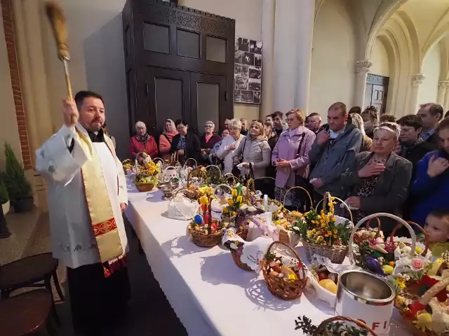 Tradycyjne święcenie pokarmów odbyło się w Wielką Sobotę we wszystkich łódzkich kościołach, na zdjęciu w katedrze