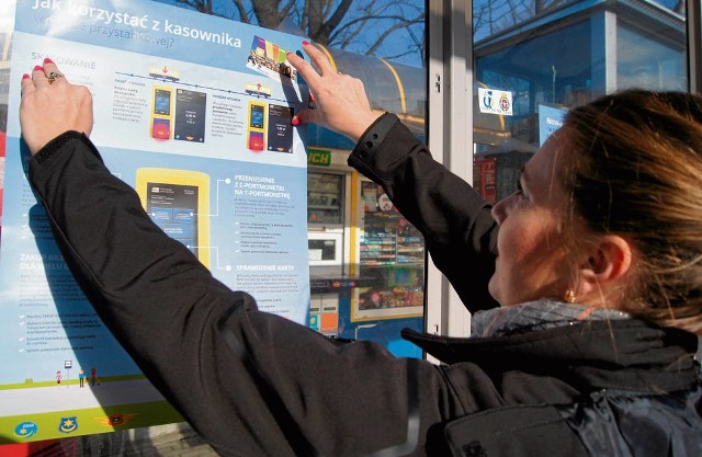 Instrukcje, jak płacić po nowemu za bilety, rozwieszano w piątek na przystankach i w autobusach