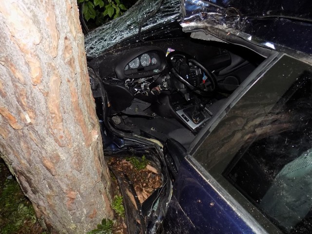 Samochód uderzył w drzewo przednimi drzwami od strony kierowcy. Nieprzytomny mężczyzna był uwięziony we wraku