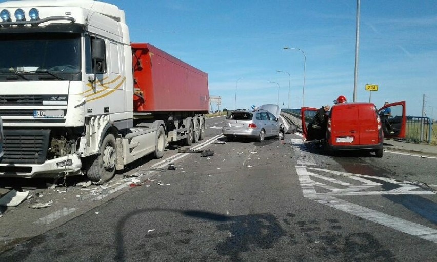Wypadek na zjeździe z A1. Stanisławie: Zderzyły się trzy samochody [zdjęcia]