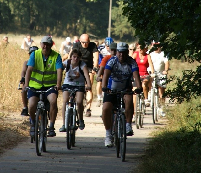 Peleton otwiera wójt Radłowa Włodzimierz Kierat (w żółtej kamizelce).