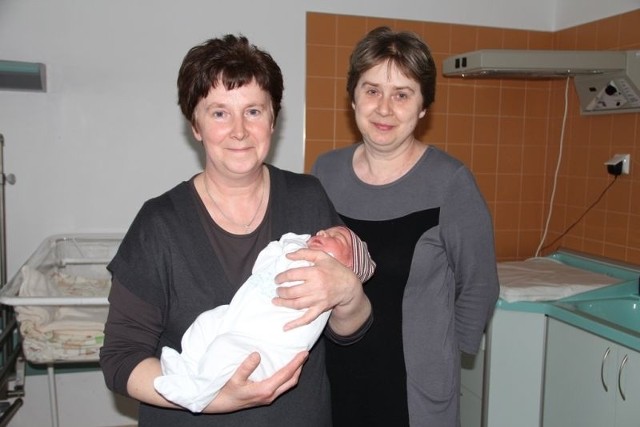 Antoni Panuś, syn Krzysztofa i Moniki z Kadzidła urodził się 20 marca. Ważył 3700g, mierzył 58cm. Na zdjęciu z babciami: Anną i Teresą