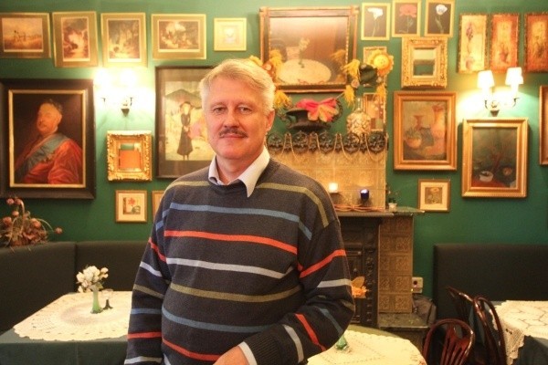 Zbigniew Kośmider, właściciel restauracji zaprasza do spróbowania dań kuchni żydowskiej i staropolskiej w klimatycznym, przytulnym wnętrzu. 