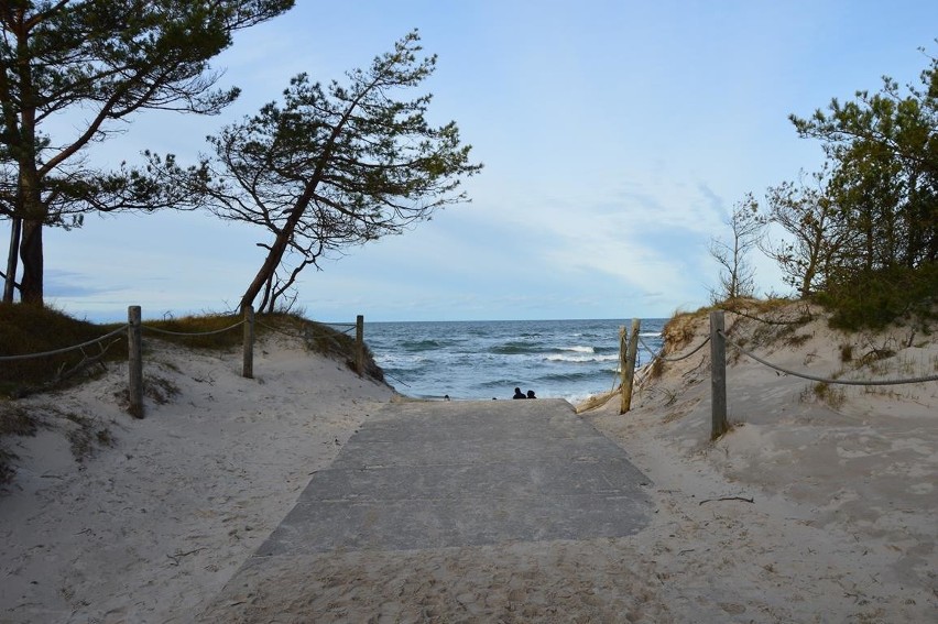 Plaża w Rowach zniszczona przez sztorm.