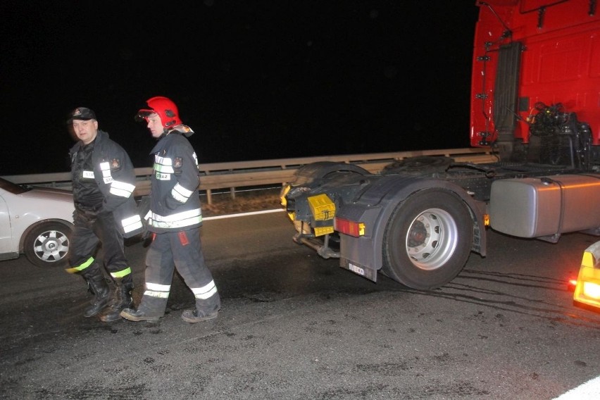 Wypadek na S8, na stojącą ciężarówkę najechały 2 inne. Były utrudnienia w ruchu w kierunku Warszawy (ZDJĘCIA)
