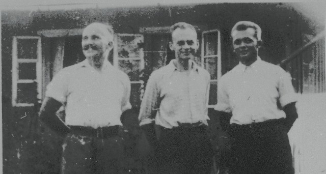 Od lewej: Jan Redzej, Witold Pilecki i Edward Ciesielski – uciekinierzy z Auschwitz przed domem Państwa Serafińskich w Nowym Wiśniczu, lato 1943 r.