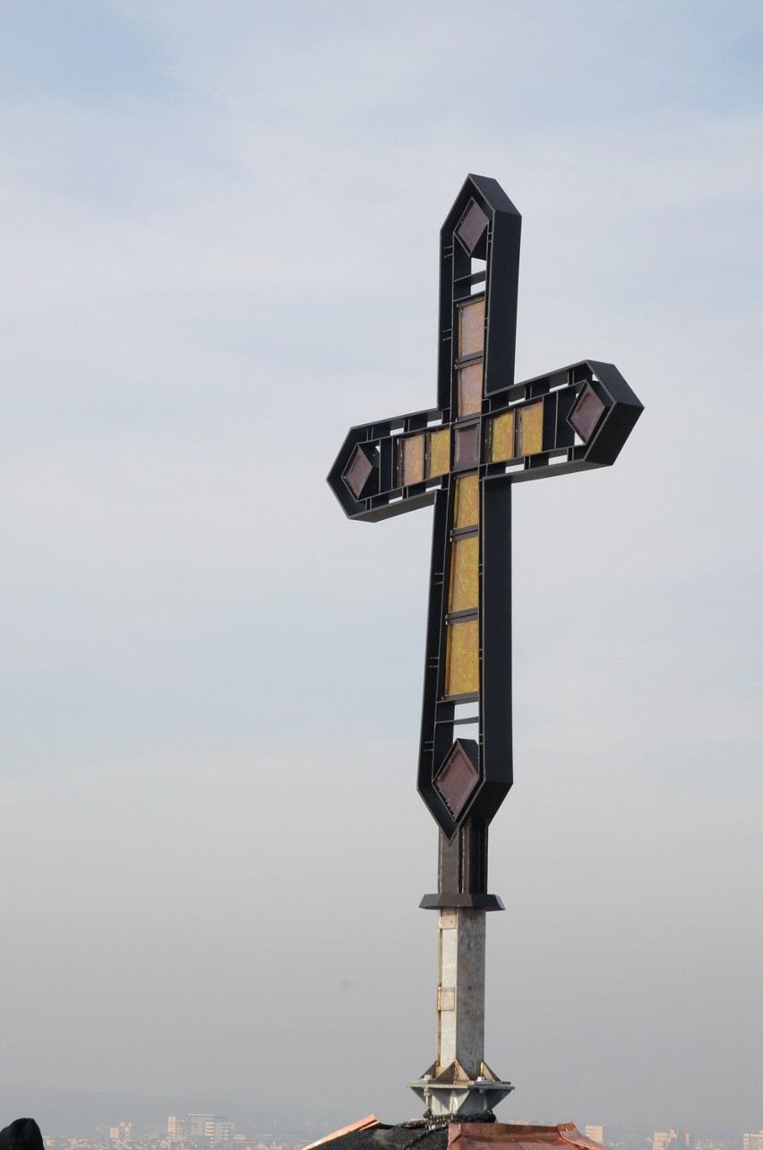 Centrum Jana Pawła II: krzyż umieszczono na dzwonnicy [ZDJĘCIA]