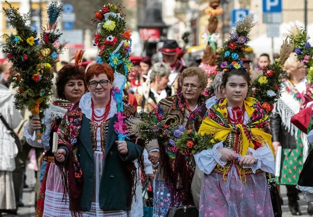 Korowód z palmami przeszedł wczoraj spod Barbakanu na Rynek