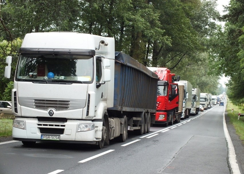 Wypadek karetki pod Bełchatowem. Cztery osoby ranne [ZDJĘCIA+FILM]