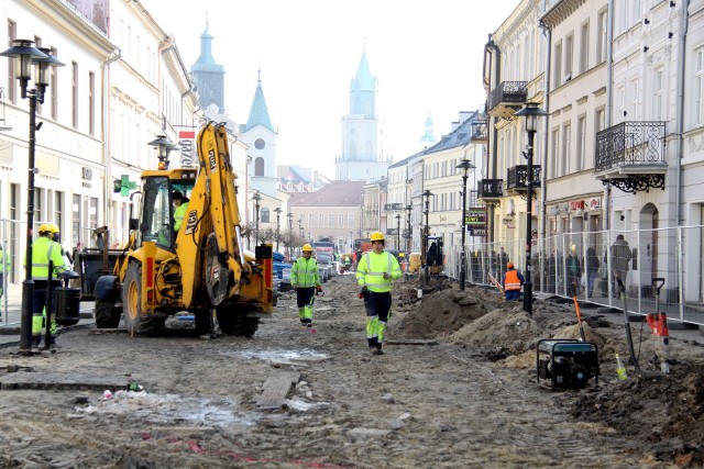 Przebudowa „starej” części deptaka na Krakowskim Przedmieściu potrwa do połowy maja