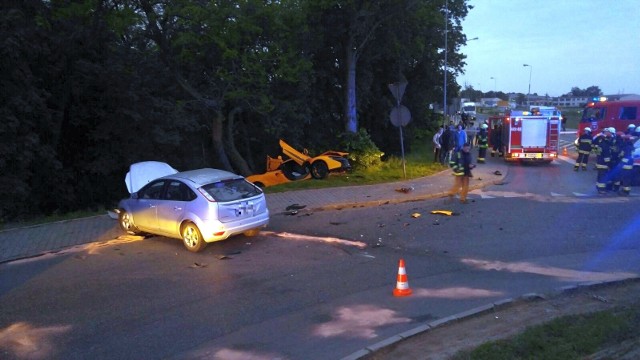 Warte ponad 600 tysięcy złotych auto zostało poważnie uszkodzone. Do wypadku z jego udziałem doszło w czwartek wieczorem na skrzyżowaniu krajowej 45 z wojewódzką 409 w Krapkowicach. Fot. Mario [O]