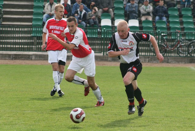 Karol Stępniewski (z piłką) to jeden z najbardziej doświadczonych piłkarzy Pilicy.
