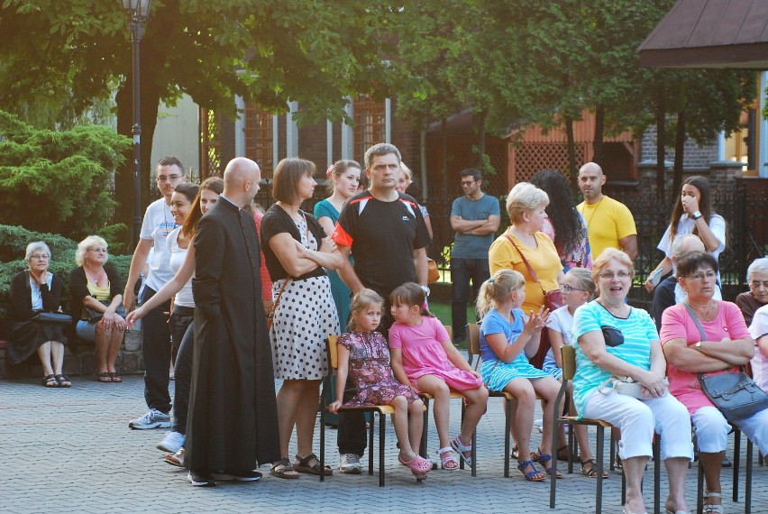 ŚDM w Rudzie Śląskiej: Pielgrzymi z Włoch skosztowali przysmaków w parafii Ścięcia Jana Chrzciciela