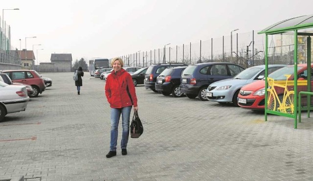 Agnieszka Żbikowska, mieszkanka gminy Zabierzów, korzysta z nowego parkingu i cieszy się, że przybywa miejsc do parkowania