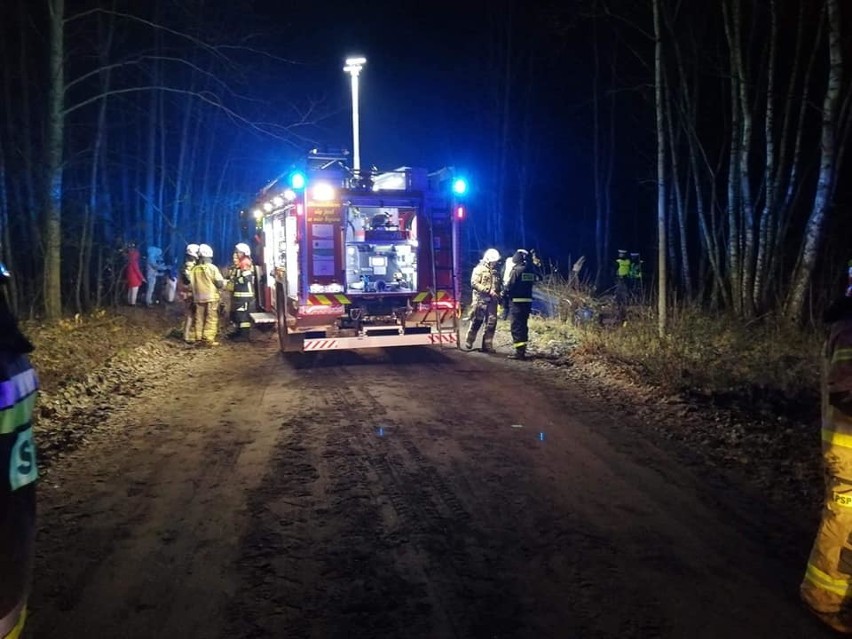 Kudrycze. Wypadek na drodze szutrowej. Auto dachowało i uderzyło w drzewo. Nie żyją dwie osoby [ZDJĘCIA]