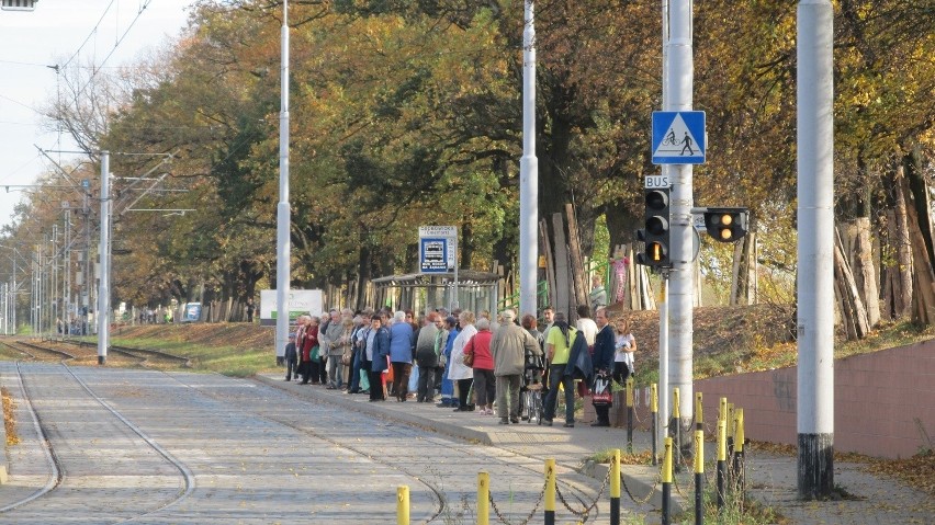 Wrocław: Tłok na i koło cmentarzy (ZDJĘCIA)