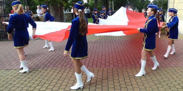Podczas głównych obchodów 70. rocznicy pacyfikacji Skalbmierza mażoretki maszerowały przez miasto z wielką, 50-metrowej długości biało-czerwoną flagą.