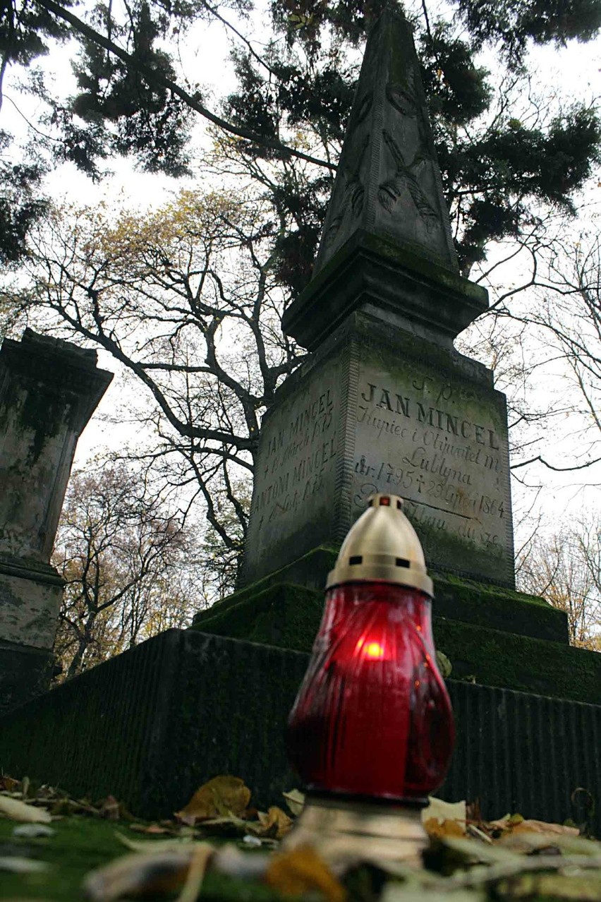 Cmentarz przy Lipowej: Zapal świeczkę na grobie wybitnych lublinian (ZDJĘCIA)