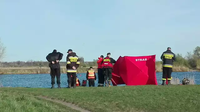 Do tragicznego wydarzenia doszło w niedzielę nad zalewem w Dojlidach. Policja otrzymała zgłoszenie od kolegi o tym że jego znajomy przepłynął zalew i w drodze powrotnej zniknął pod wodą.Wideo znajduje się pod zdjęciem nr 5.