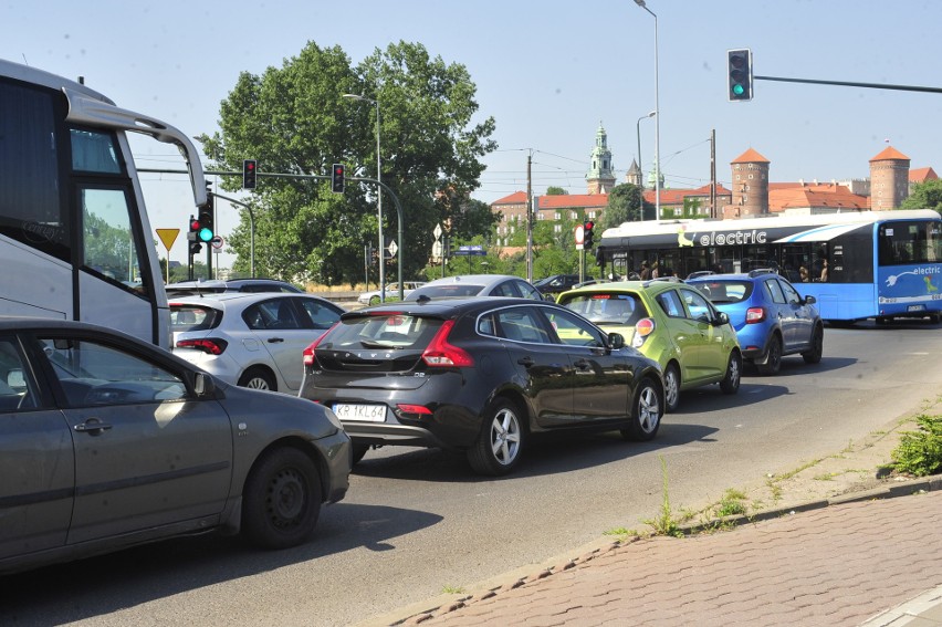 Kraków. Paraliż i korki na południu miasta. Kumulacja remontów, a za chwilę tramwaje nie pojadą Kapelanką