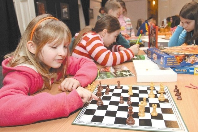 Po szaleństwach na śniegu najlepiej odpoczywa się przy szachach. Wiedzą o tym dzieci, które zdecydowały się spędzić ferie na zajęciach zorganizowanych przez Miejsko-Gminne Centrum Kultury w Choroszczy.