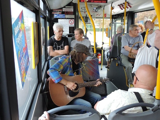 Jacek Herzberg grał przez bitą godzinę jeżdżąc po Inowrocławiu autobusem linii nr 27.