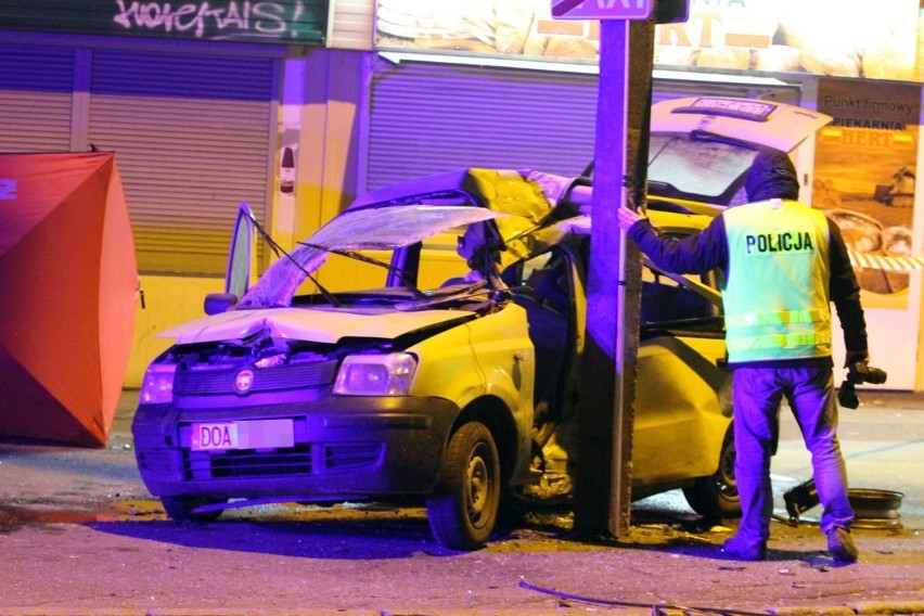 Śmiertelny wypadek na Opolskiej. Fiat wbił się w latarnię